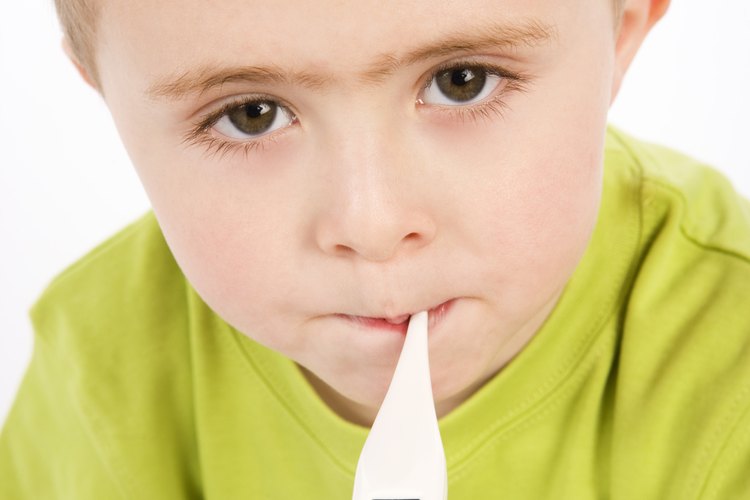Es posible experimentar una fiebre leve con la dentición.