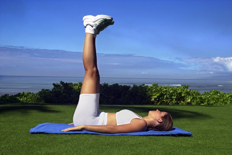 Postura inicial para realizar abdominales inferiores isométricos.