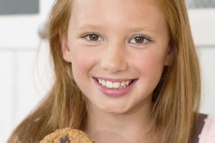 Utiliza la avena sin gluten y sustitutos de ingredientes para hacer tus propias galletas de avena sin gluten ni lácteos.