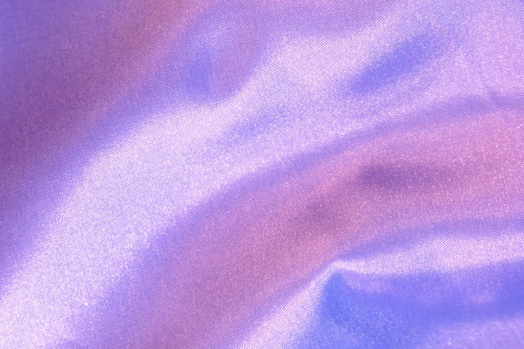Cuelga una camisa delicada arrugada en una percha y colócala en un baño con vapor para eliminar las arrugas.