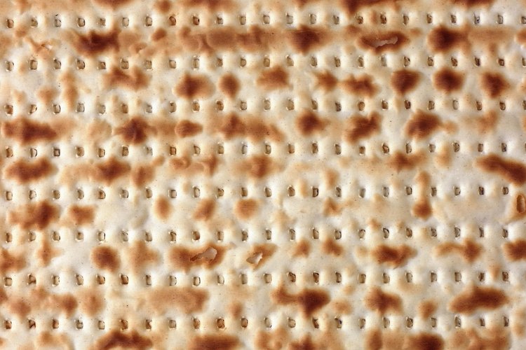 El pan matzo es una galleta delgada, crujiente y grande.