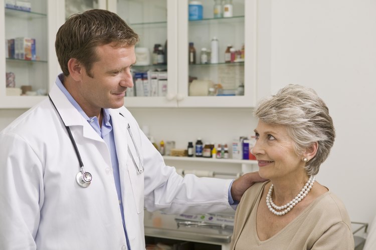 Un doctor puede diagnosticar el hipotiroidismo por medio de pruebas sanguíneas.