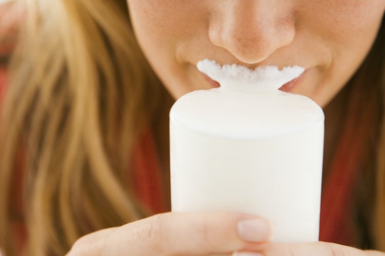 Mantente dentro de tus recomendaciones de colesterol eligiendo leche descremada en lugar de leche entera.