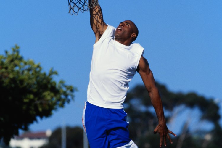 Los saltos verticales fortalecen los músculos de las piernas usados por los jugadores de baloncesto para alcanzar la canasta.