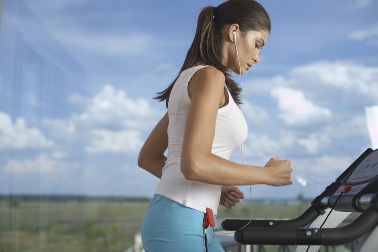 El ejercicio regular, como caminar en una caminadora, mejora tu estado de ánimo y actitud mental.
