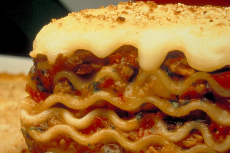 Controla el tamaño de tu porción al comer lasaña.