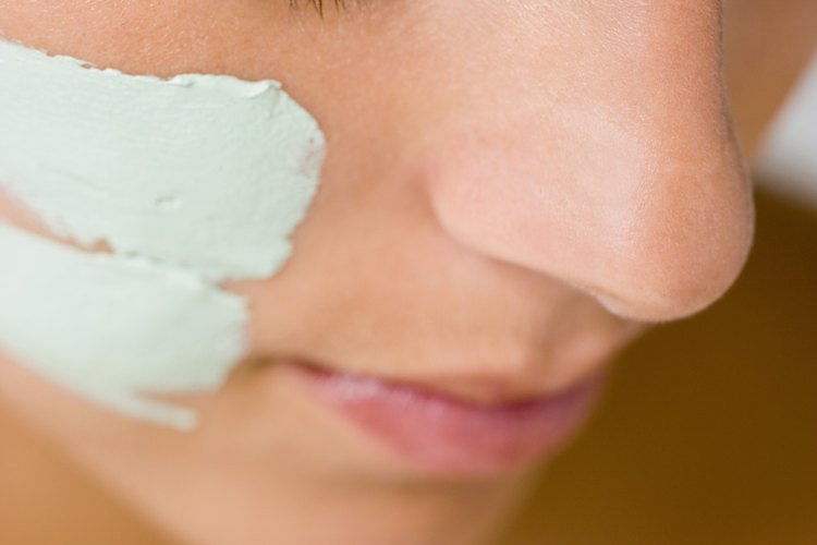 La queratosis actínica o queratosis solar, se siente como un bulto con escamas o con costra en la superficie de la piel.