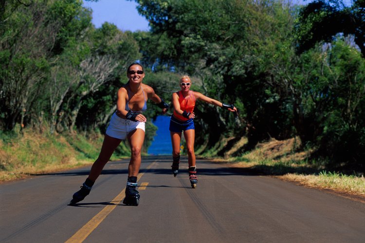 Patinar es un ejercicio aeróbico, sin embargo correr quema más calorías.