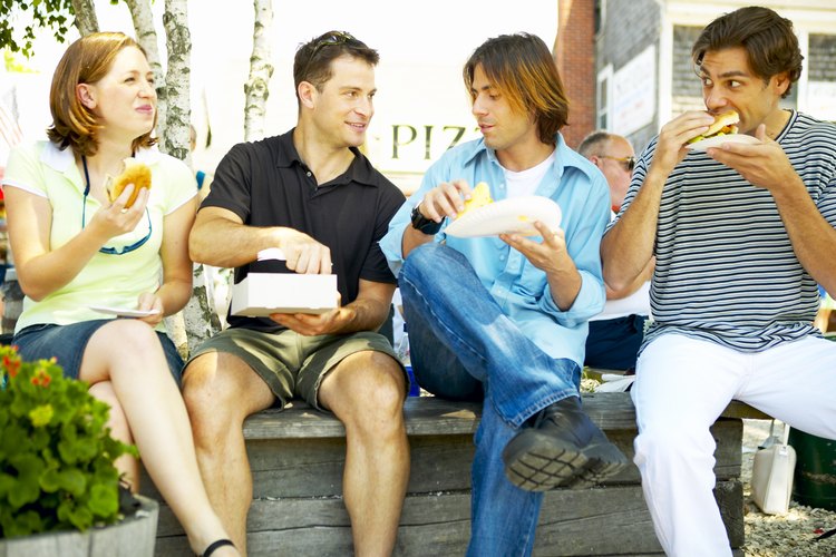 Comer bocadillos saludables frecuentes sostiene el metabolismo.