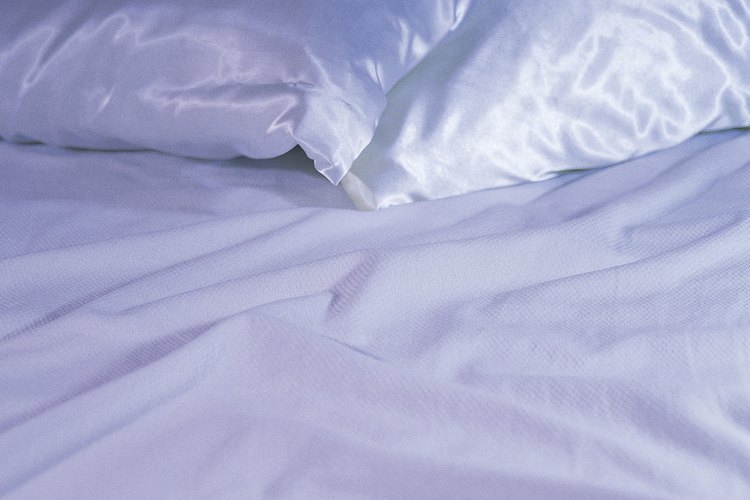 Dormir sobre una funda para almohada de satén puede evitar que el pelo se enrede.