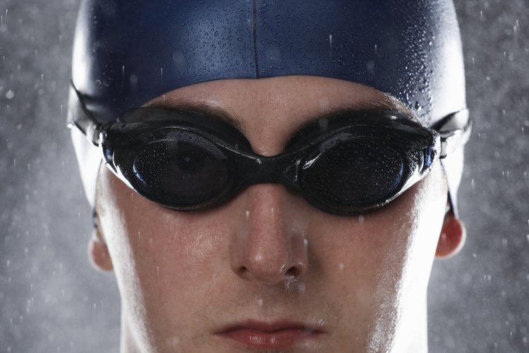 Usar goggles permite que abras tus ojos de manera confortable bajo el agua.