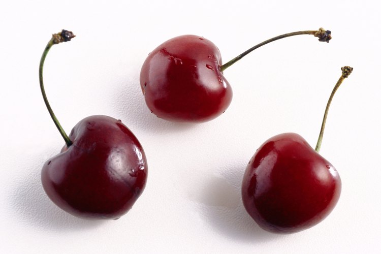 Sumerge cerezas frescas.