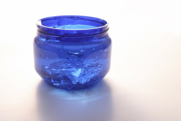 Combina gelatina con agua.