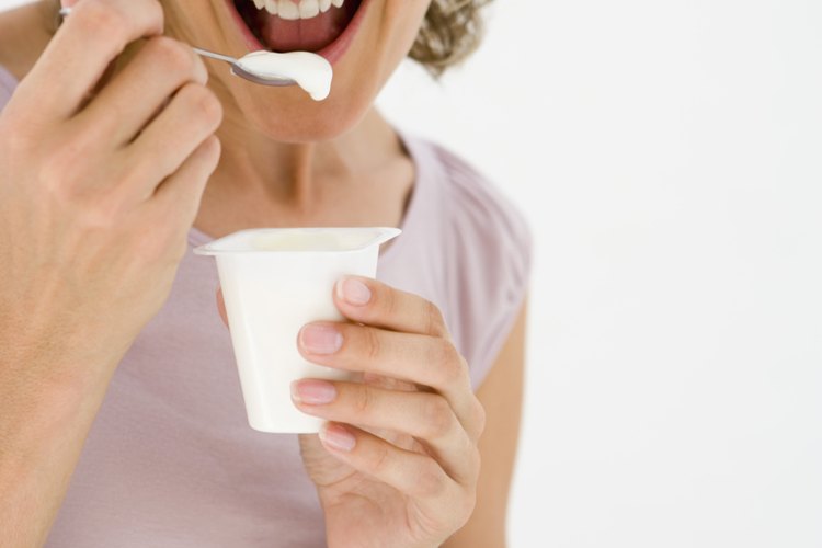 Los probióticos que se encuentran en el yogur pueden realmente mejorar, en lugar de empeorar, el estreñimiento.