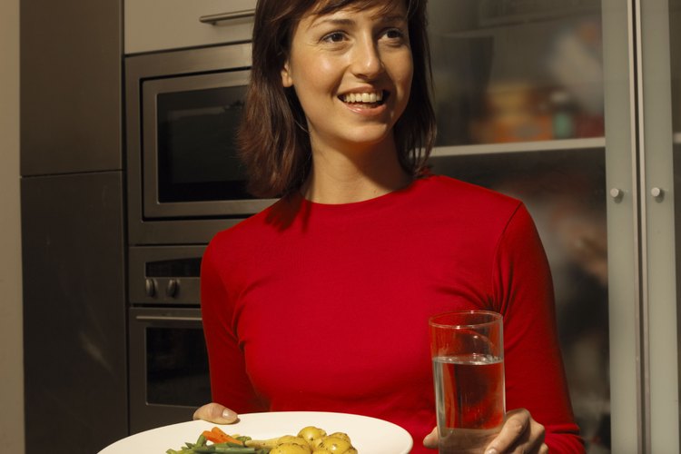 Una dieta saludable puede disminuir la hinchazón durante las primeras semanas de embarazo.