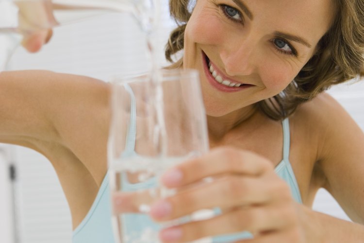 El agua también ayuda a que el cuerpo elimine la hinchazón abdominal.