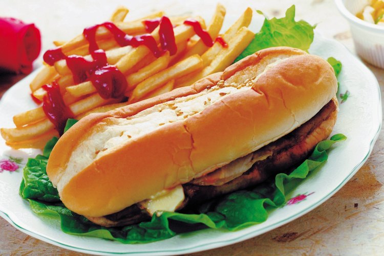 El ketchup se puede utilizar para condimentar una gran variedad de alimentos.