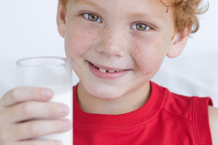 La leche es una excelente fuente de calcio para los niños pequeños.
