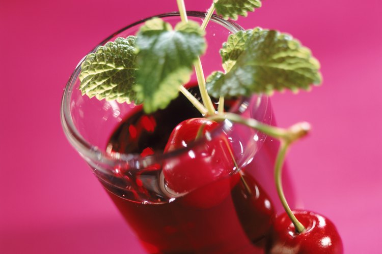 El jugo de cereza es fuente de vitamina C.
