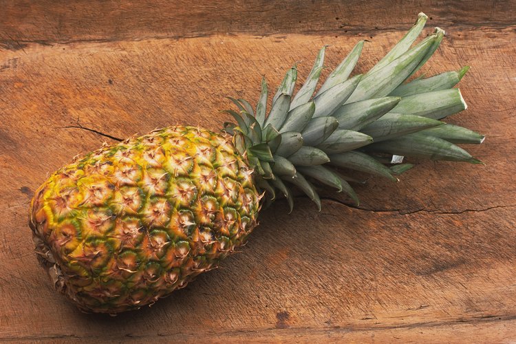 Piña en una superficie de madera.