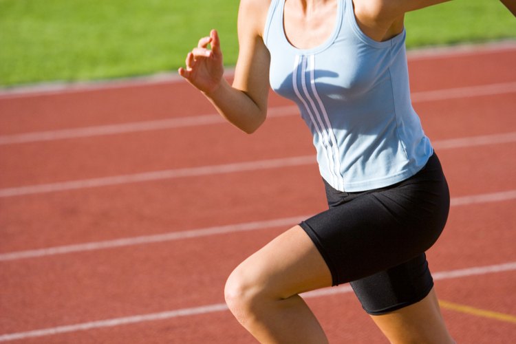 Los flexores de la cadera llevan la rodillas hasta el pecho al hacer un sprint.