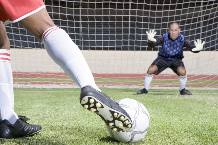 Toma algunos pasos para evitar que tus zapatos de fútbol te formen ampollas en los pies.