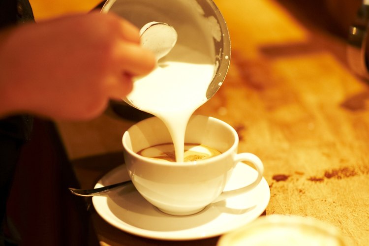 Las cremas para café no lácteas suelen contener grasas trans e ingredientes procesados.