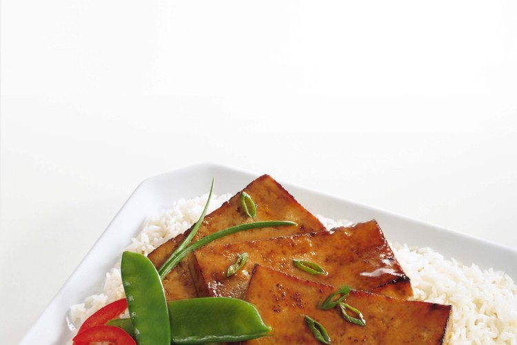 Para reducir calorías, utiliza aceite con moderación al preparar el tofu.