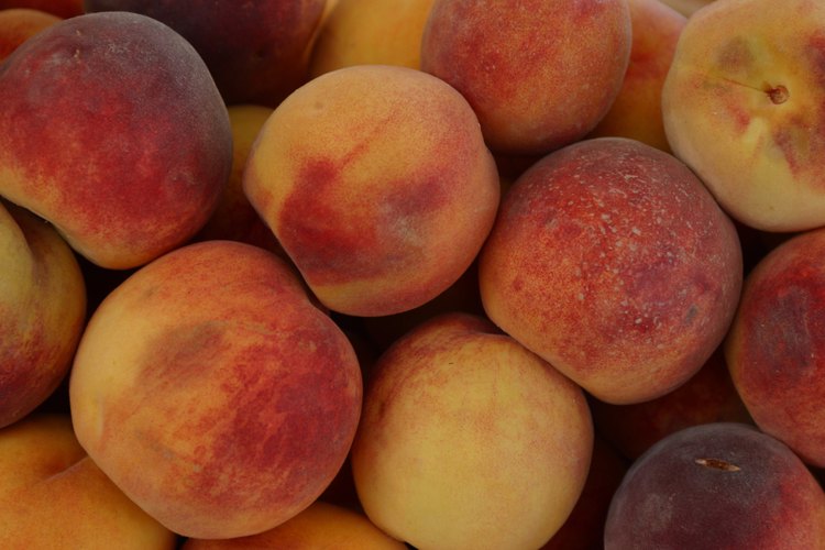 Los duraznos contienen vitamina C.
