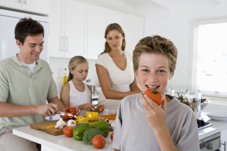 Busca alimentos saludables que tu hijo pueda disfrutar.