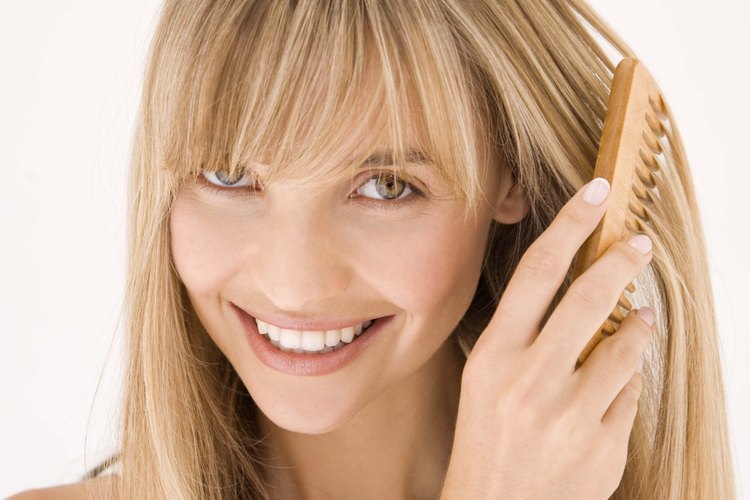 Cambia el champú para el cabello mojado por el champú seco para extender unos días el uso del secador.