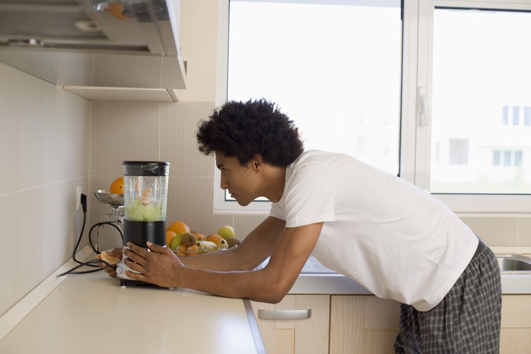 Para controlar el número de calorías, agrega vegetales con solo una pieza de fruta a tu batido.