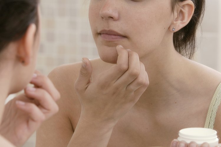 Aplícate tu humectante de jojoba y manteca de karité dos veces por día.