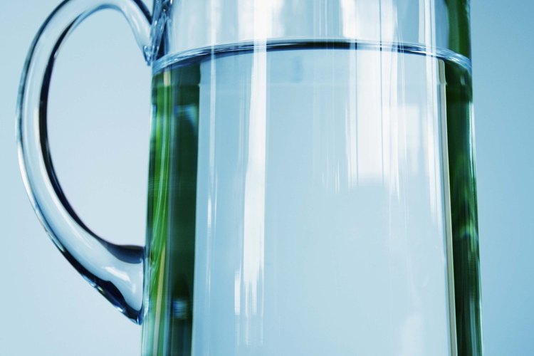 Beber suficiente agua es el primer paso para evitar la disuria.