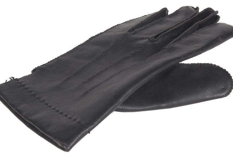 La piel de cordero es usada para hacer guantes de vestir más que guantes de trabajo.