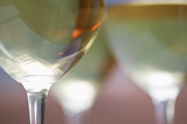El vino blanco tiene menos calorías por vaso que el vino tinto.