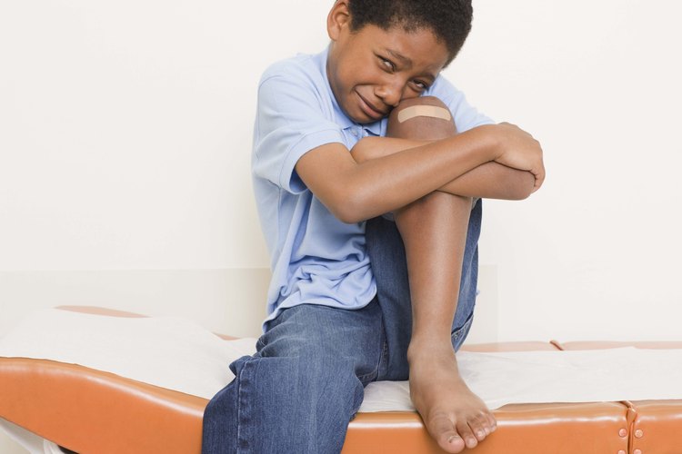 Las causas de la inflamación de las articulaciones en los niños pueden ir desde leves a severas.