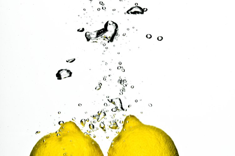 Agrégale una pequeña cantidad de jugo de limón a la solución.