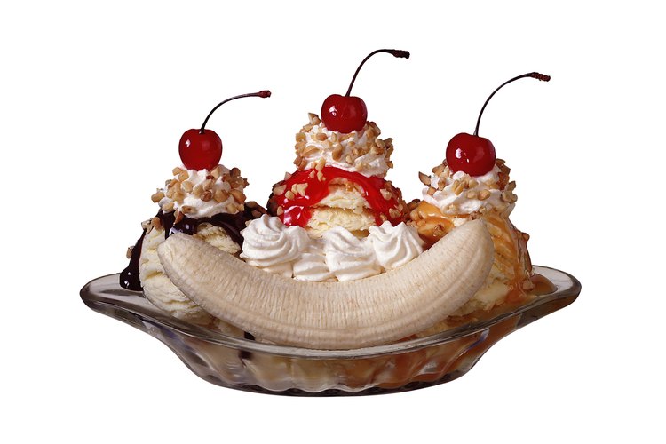 Los banana splits pueden estar cargados de calorías y grasa.