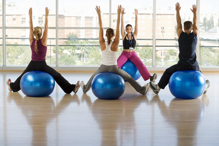 Necesitas un número de certificaciones para trabajar como entrenador en un gimnasio.