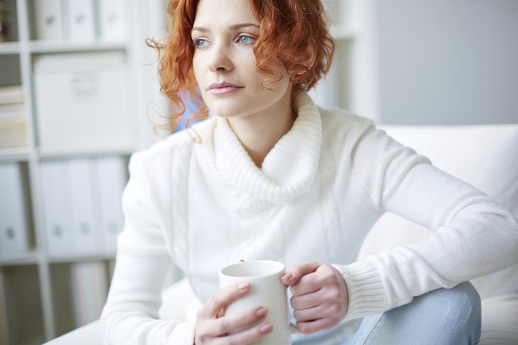 La pastilla del día después contiene hormonas sintéticas que previenen el embarazo si es tomada después de una relación sin protección o relaciones sexuales comprometidas.