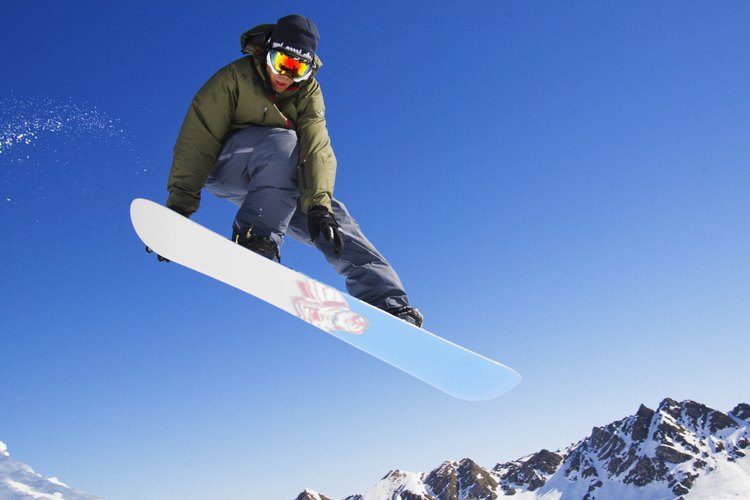 El snowboard requiere una buena posición para saltar.