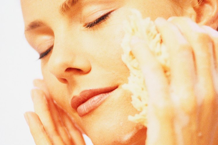 Elimina los restos de piel muerta con bicarbonato de sodio y luego humecta la piel con vitamina E.