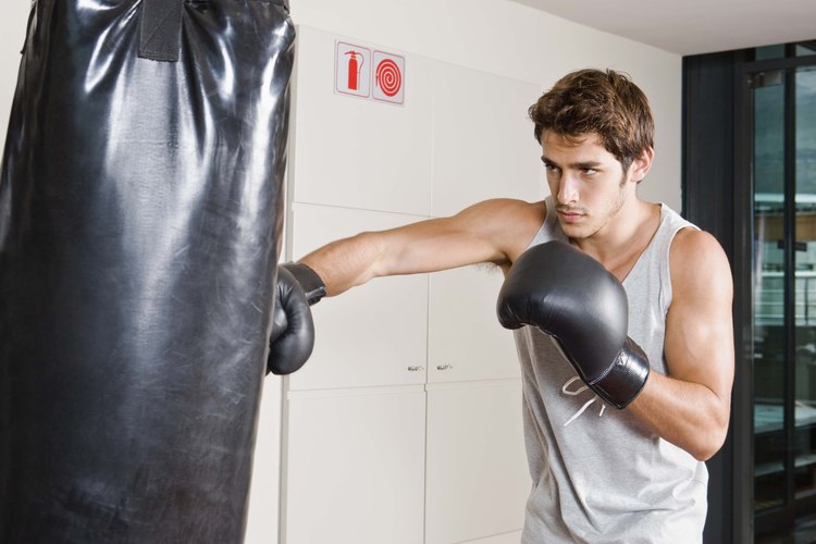 Haz flexiones de brazos, como lo harías normalmente, pero apoya tu peso sobre los dos primeros nudillos de cada mano.