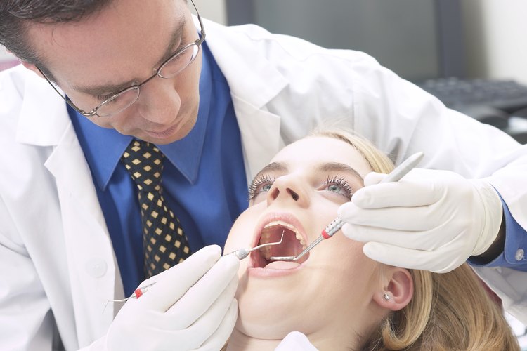 Muchos dentistas recomiendan dos visitas anuales para controlar la acumulación de placa y la caries dental.