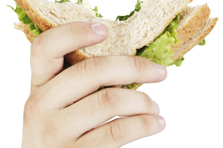 Toma bocadillos saludables con frecuencia.