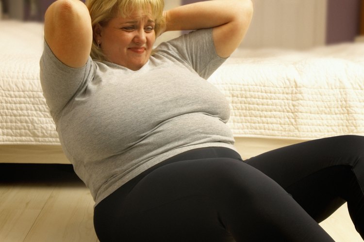 El simple hecho de hacer abdomminales no te servirá para bajar de peso, debes combinarlos con una dieta y otros ejercicios para perder grasa corporal.