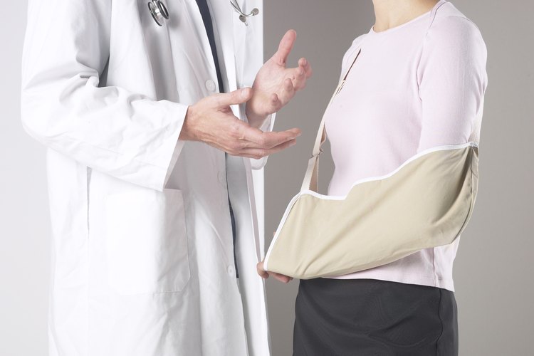 Pregúntale a tu médico acerca de usar un cabestrillo para aliviar el dolor de tu brazo fracturado mientras sana.