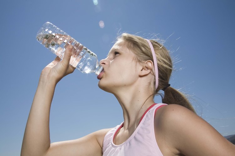 Beber mucha agua durante el ejercicio puede hacer que te sientas hinchada.
