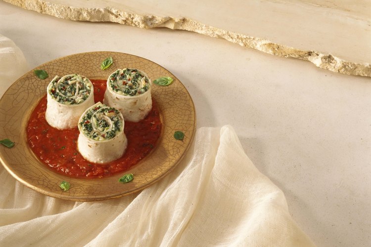 Incluye espinacas enlatadas en envoltorios hechos con pechuga de pollo asada y tortillas de grano entero.